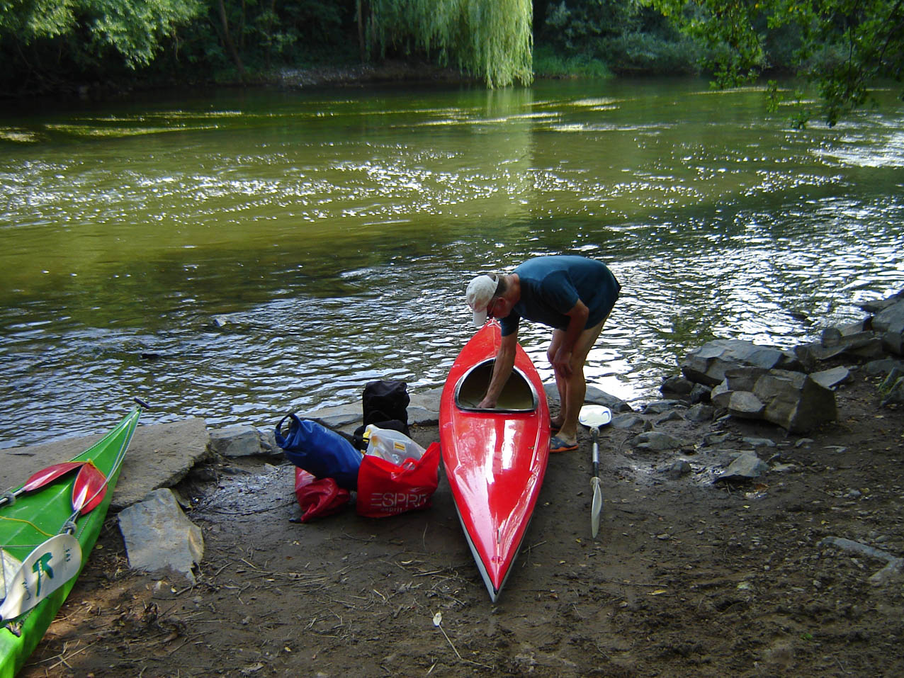 Inladen onder het viaduct in Roth. Volgens Jueberman de juiste plek om een kajaktocht op de Lahn te beginnen. Jan is hier met de spons aan het drogen. De kano bleek lek te zijn. We hebben het met ducttape provisorisch gerepareerd.