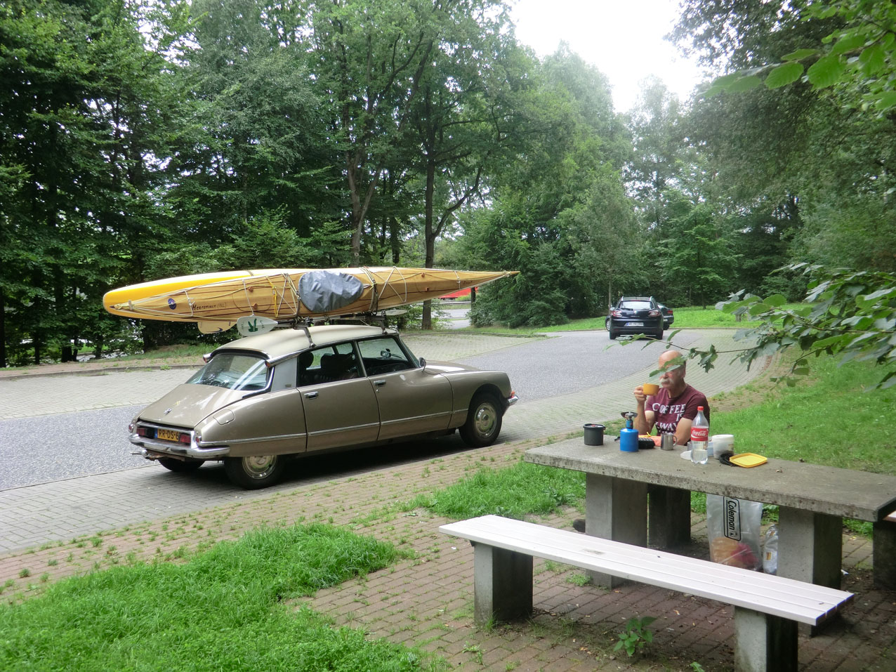 De Citroën DS Pallas en Jan bij de koffiestop onderweg naar Prieros.