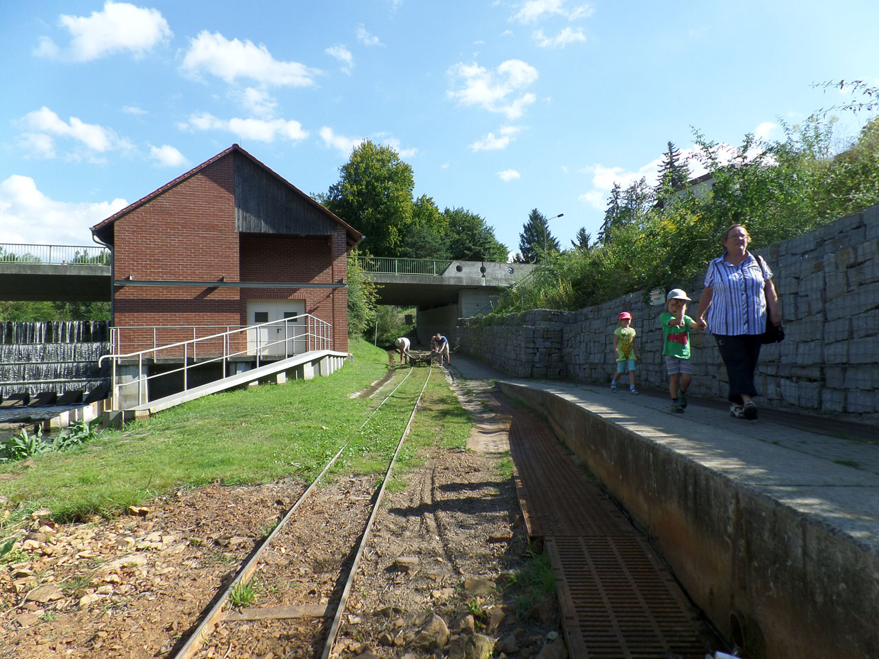 Een hele inspanning om de lierkabel uit te rollen zodat de lorrie aan het begin van de overdraging staat.