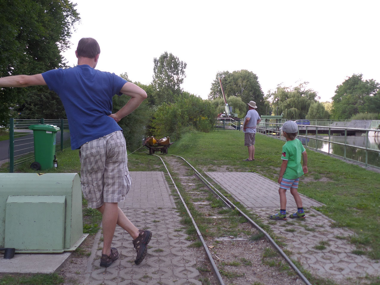 Publiek dat de lier bedient