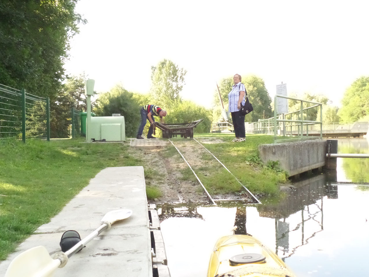 De lier weer terugzetten.