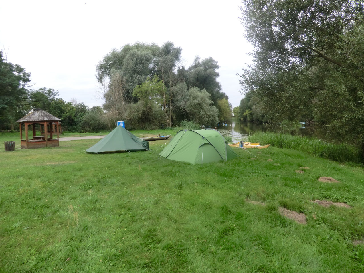 Bivak op de 'Wasserwander Rastplatz' in Neubrück