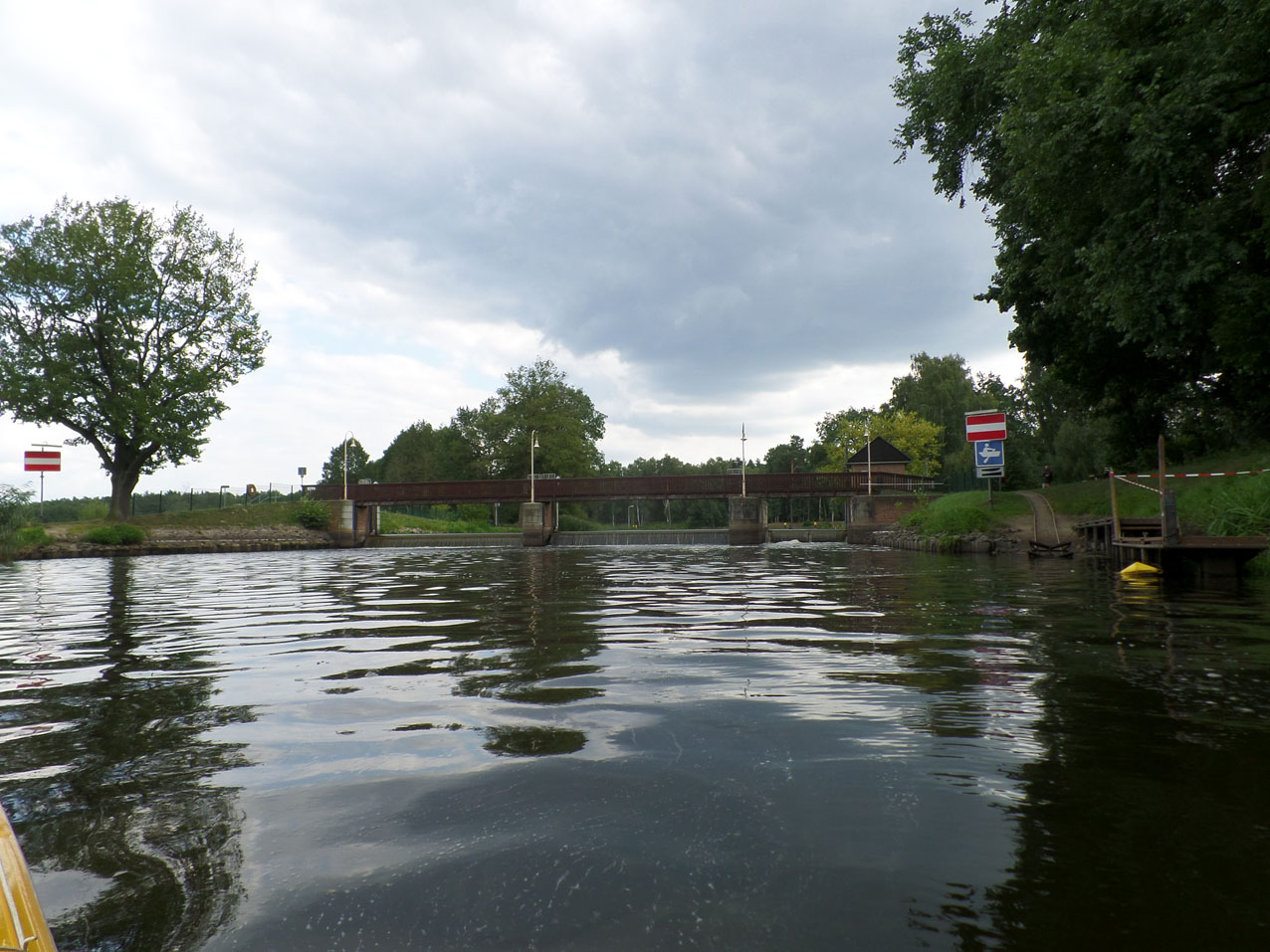Hier kijken we achteruit naar de stuw bij Grosse Tränke waar we net overgedragen hebben