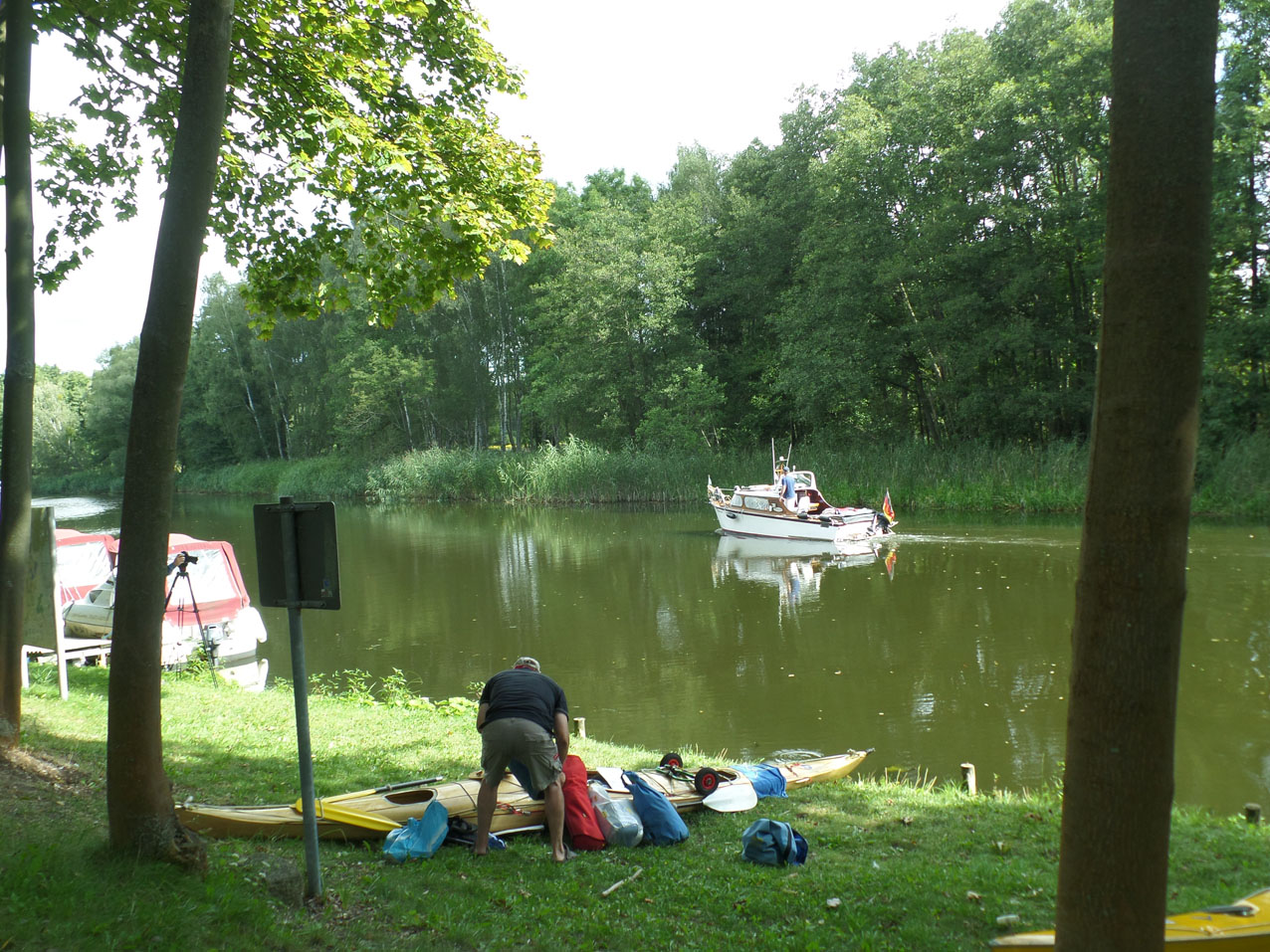 Bijna klasr voor vertrek uit de Alte Hafen bij het Zeigeleipark. Op de achtergrond de vriendelijke duitser die nu zijn radio wel erg hard aan had. 'Musik muss sein' riep hij.