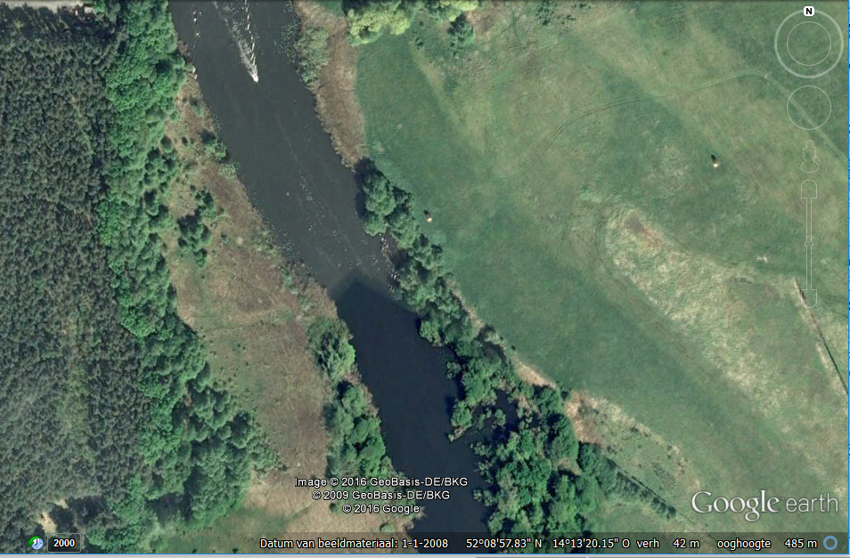 Google Maps laat de rij uitkijktorens voor de jacht prima zien.