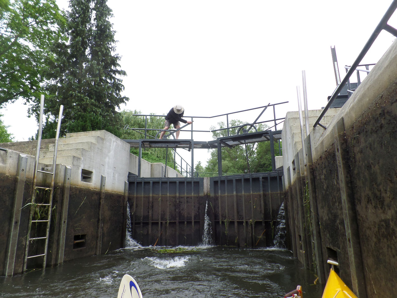 De sluis bij Gross Wasserburg is een met zelfbediening. De rinketten gaan erg makkelijk.