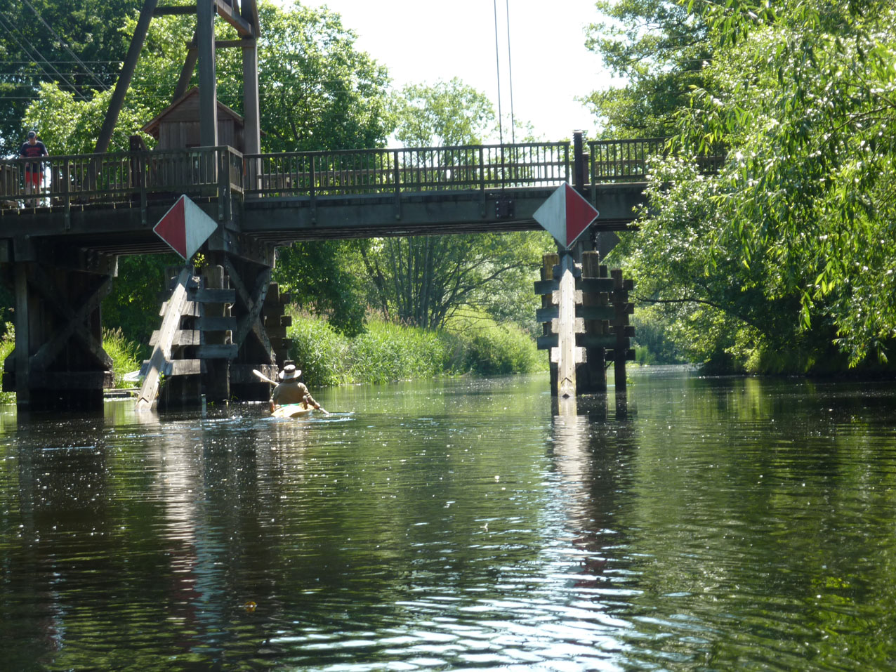 Houten ophaalbrug over de Spree