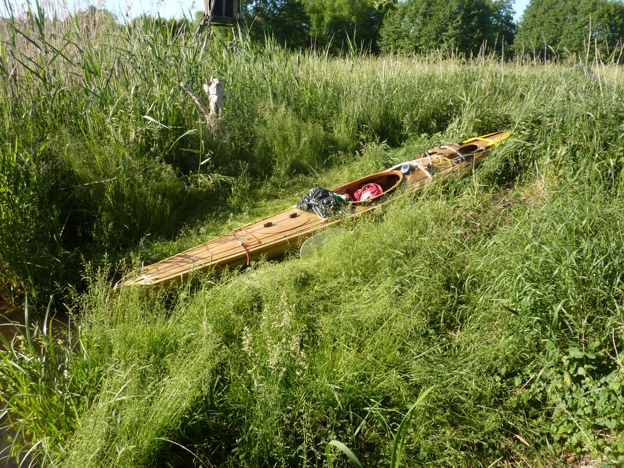 De kajak op de was. Linksonder is nog net een stukje water van de Spree te zien.
